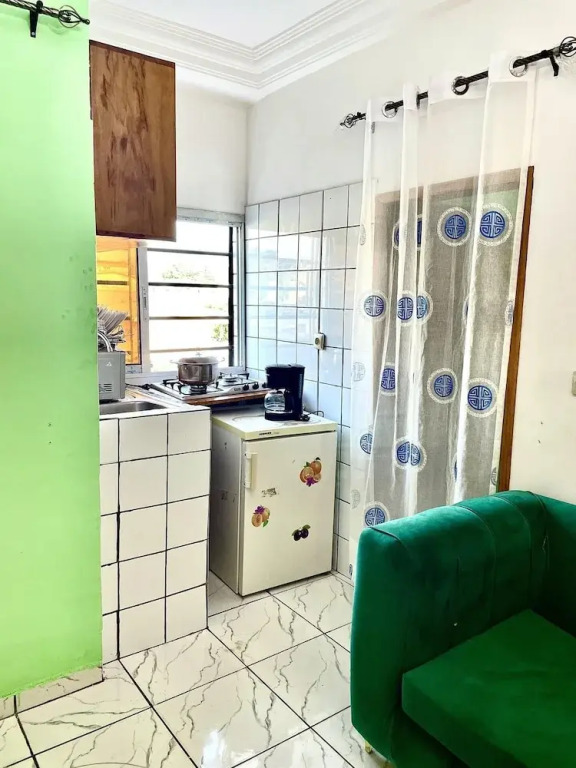 1 Bed Studio Sleeps 2 - Canal View, Wifi, Parking