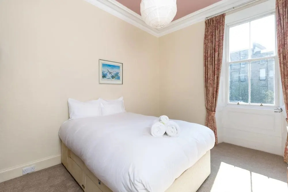 Lovely New Town 2 Bedroom Flat With Fireplace