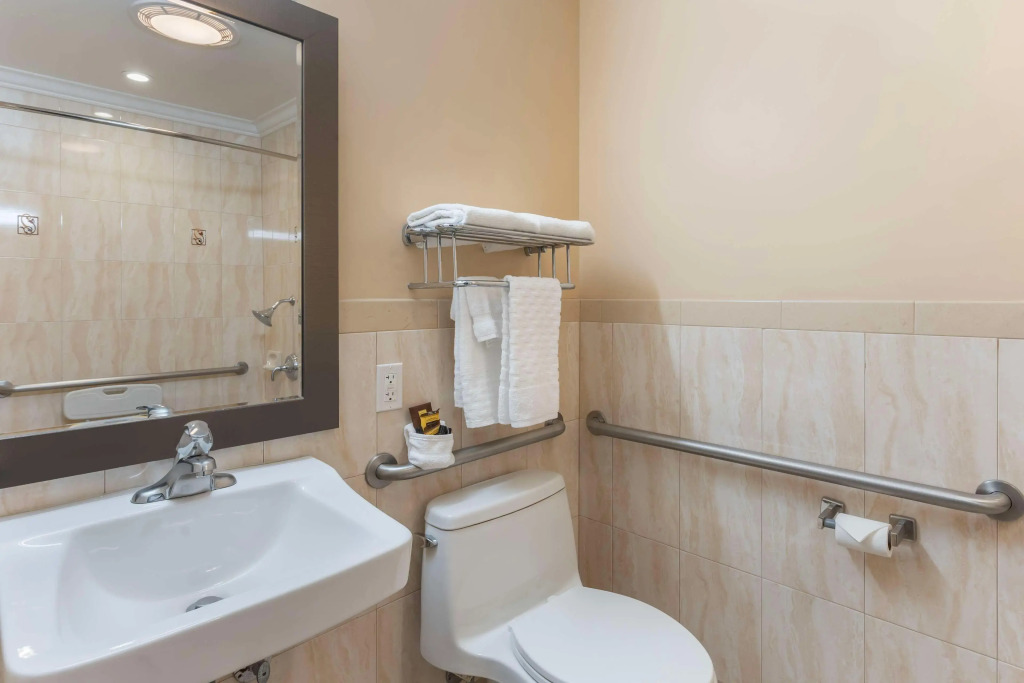 Best Western Plus Airport Plaza