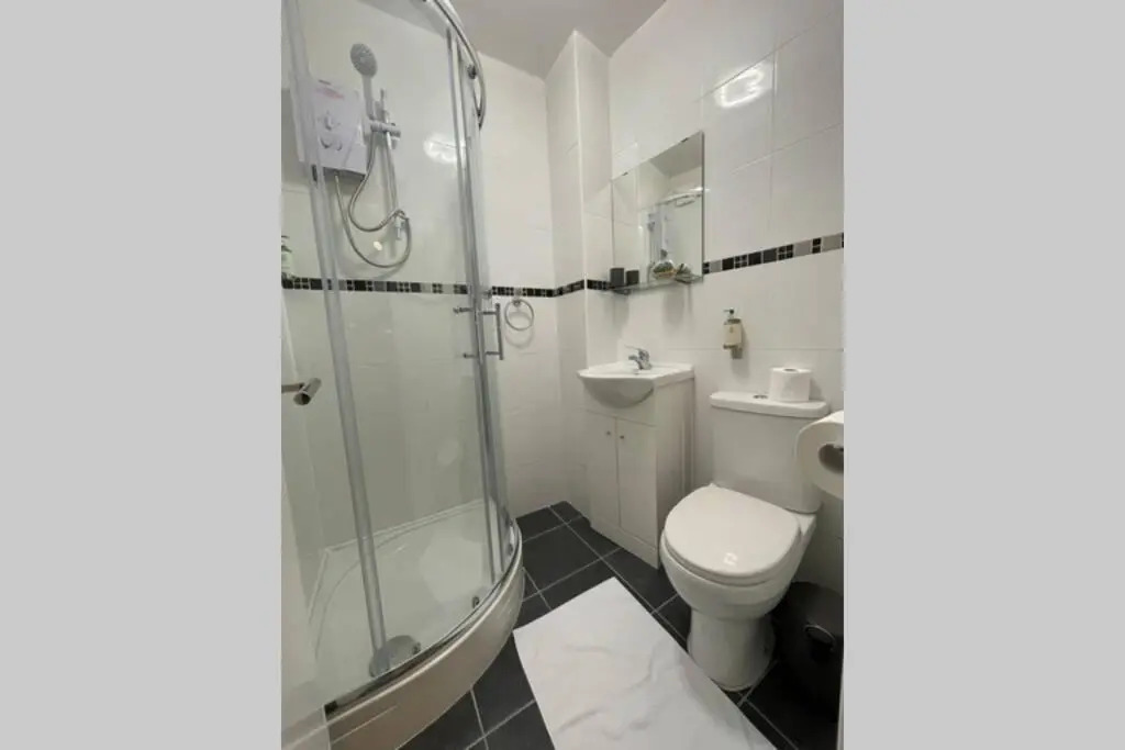 Spacious, Bright Twin Studio Apartment (can sleep up to 4)