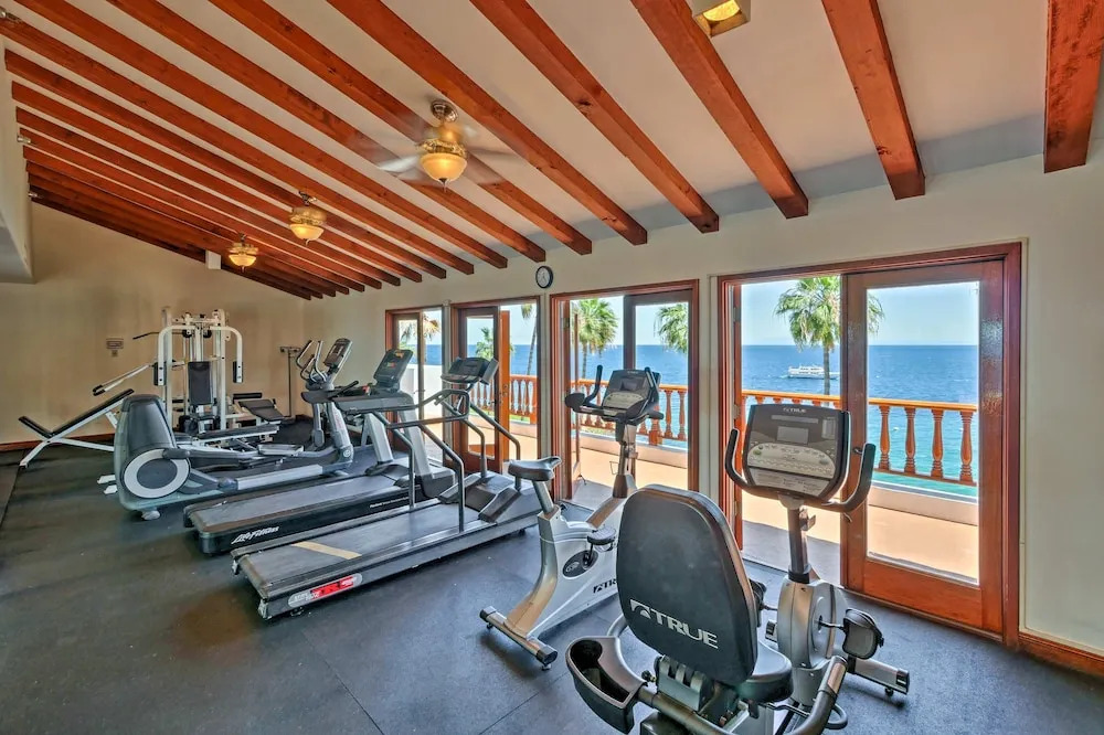 Ocean-view Hamilton Cove Penthouse W/ Pool & Gym 1 Bedroom Villa