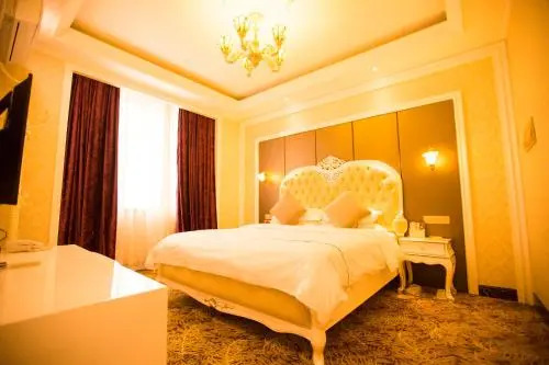Kuerle Mingyue Crown Bouquet Hotel