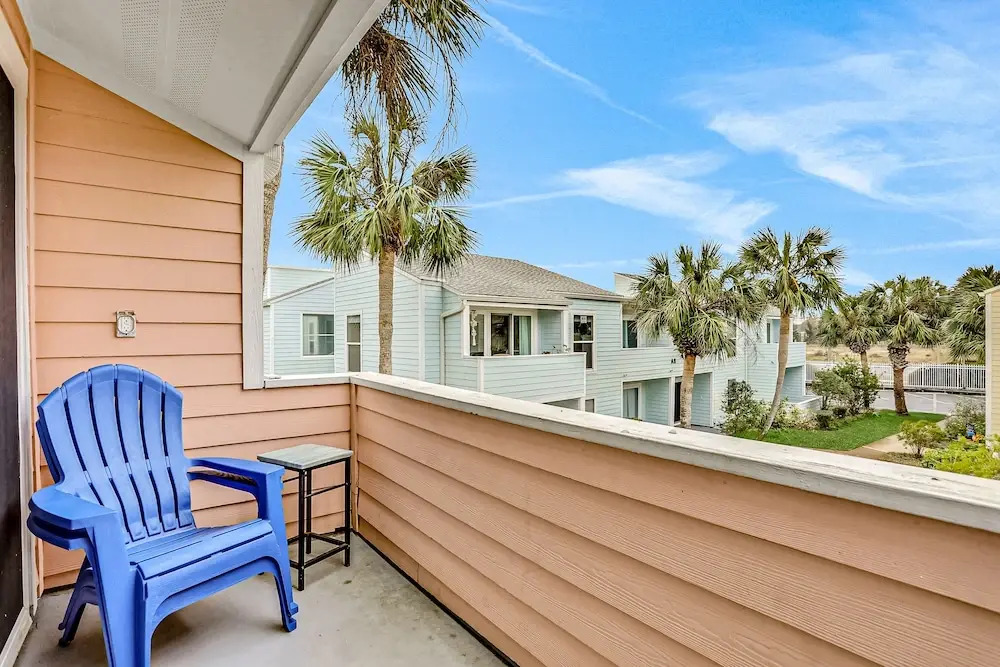 Oceanfront Condo With Pool, Grill, Central AC, Washer/dryer, & Snowbird Friendly