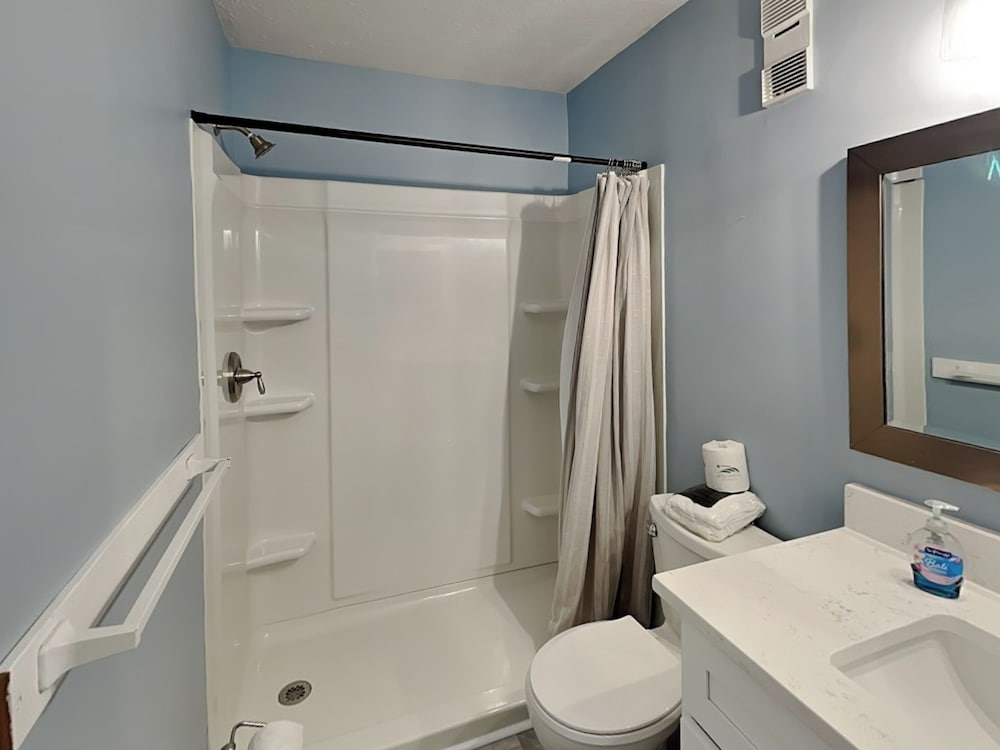 Oceanfront Condo with pool - Walk to the Tiki Bar