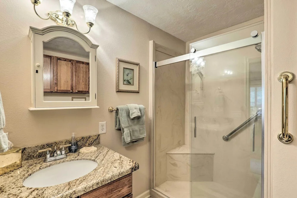 < 1 Mi to Kyle Field: Cozy Studio w/ Outdoor Space
