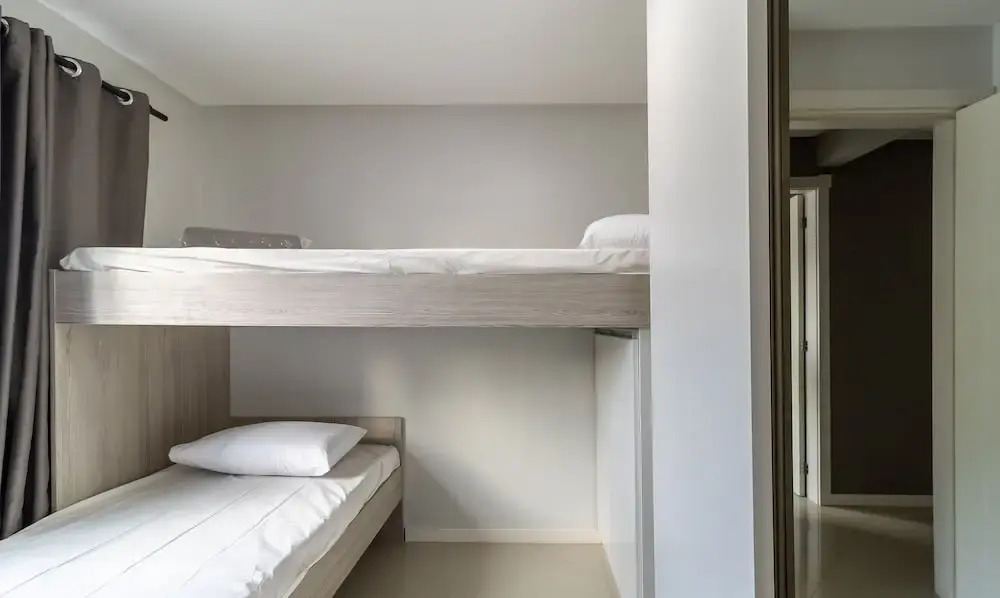 Apartment with bathtub near the beach YVD1301