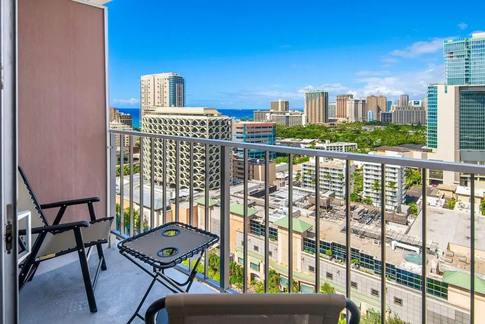 Marine Surf Waikiki w/ Beach Gear & Parking!