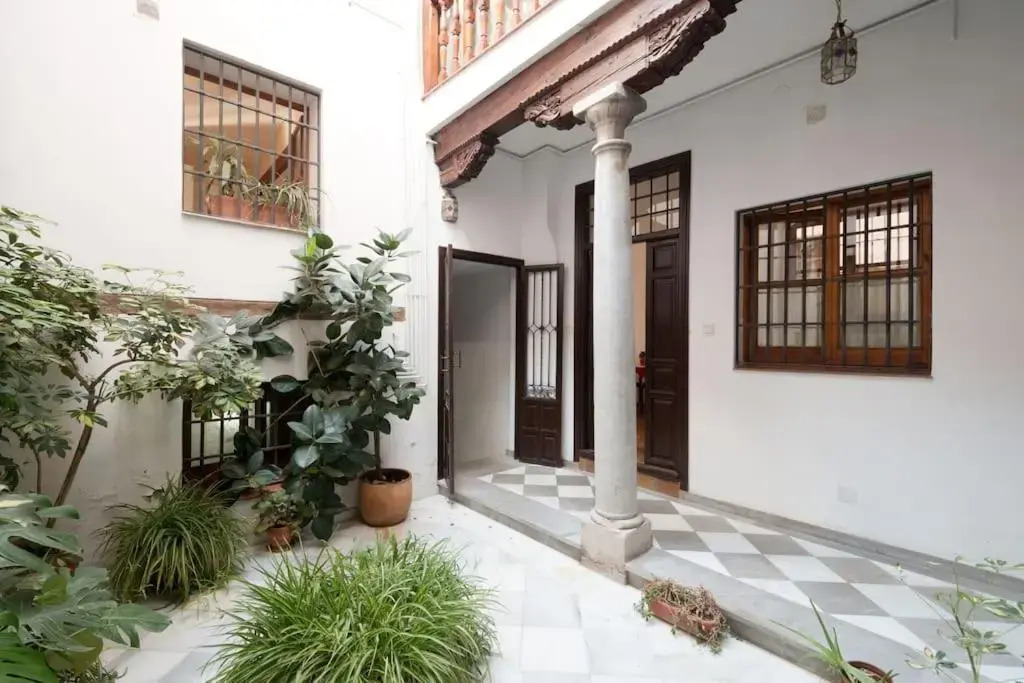 Charming, spacious Albayzin apartment