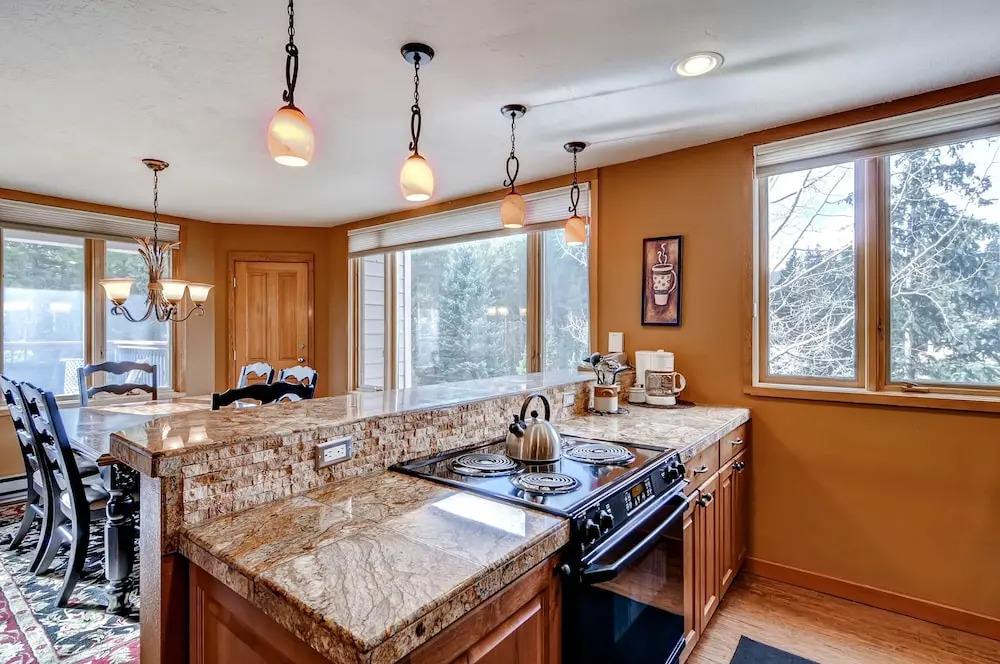3bdr Condo-master Fireplace, Upgraded Kitchen, Kids Ski Free 3 Bedroom Condo by RedAwning
