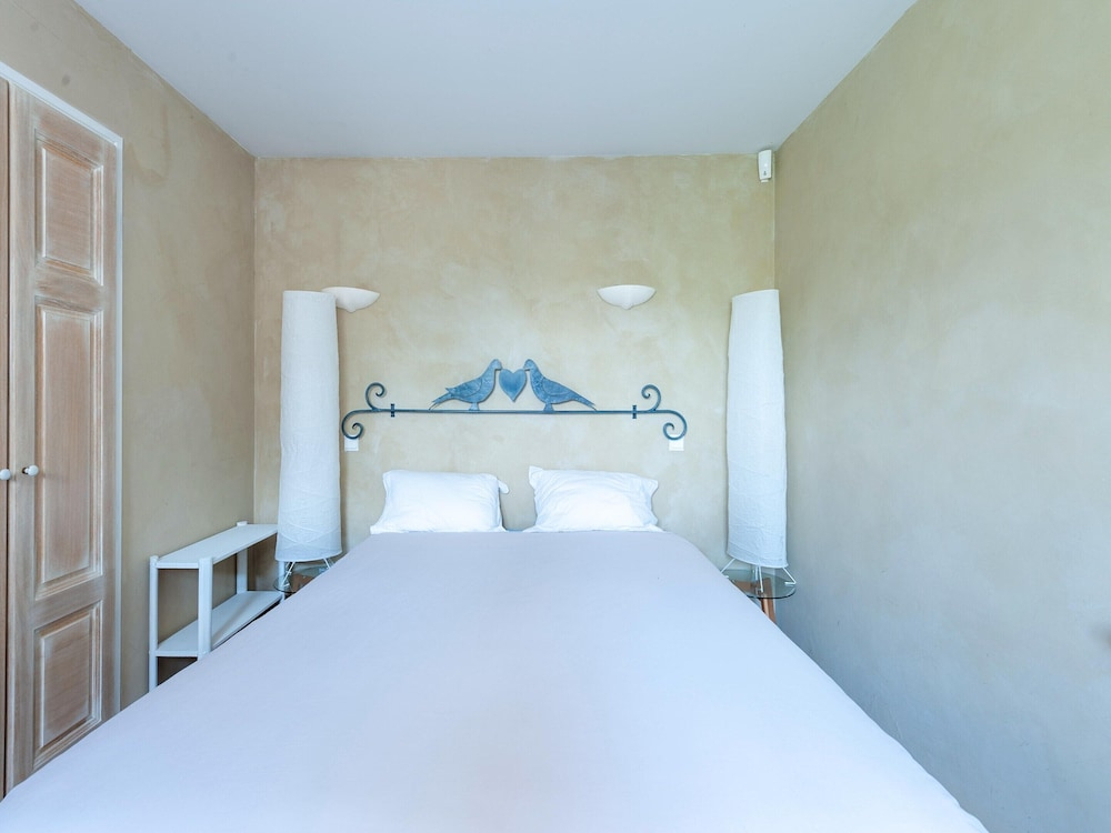 Elegant Villa in Les Mees With Garden