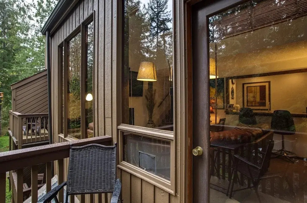 31sw - Fireplace - Wifi - Washer/dryer - Sleeps 4 2 Bedroom Home by RedAwning