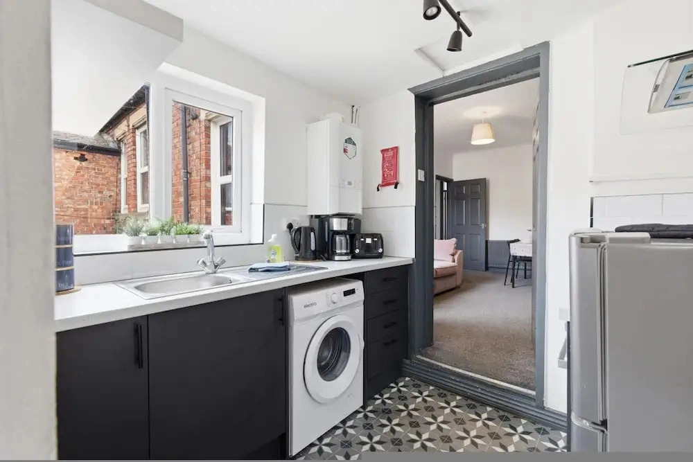 Stylish 3BR Gateshead Home Free Parking Sleeps 6