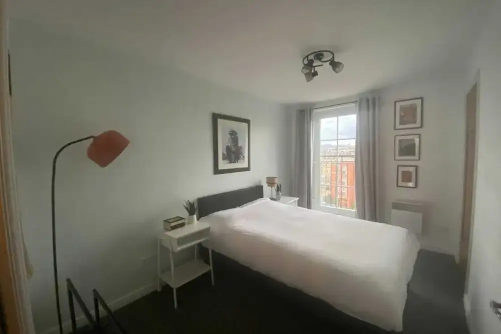Gorgeous 2 Bedroom Apartment in Vibrant Leith With Amazing Views