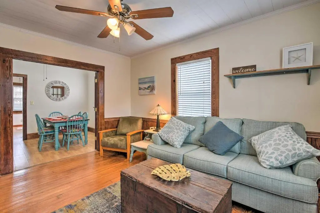 Galveston ‘Blue Bungalow’ - Walk to Beach!