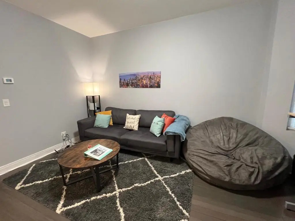 Lovely Logan Square 2-Bedroom in Chicago