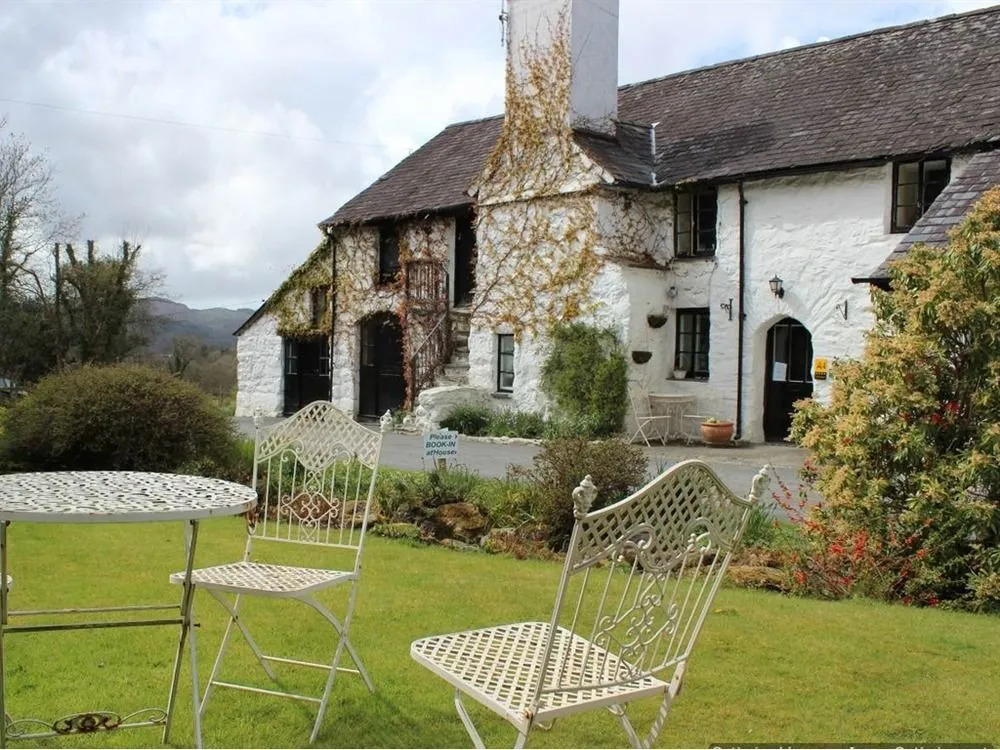 Dolgun Uchaf Historic B&B and Cottages with Boutique Bedrooms In The Heart of Snowdonia