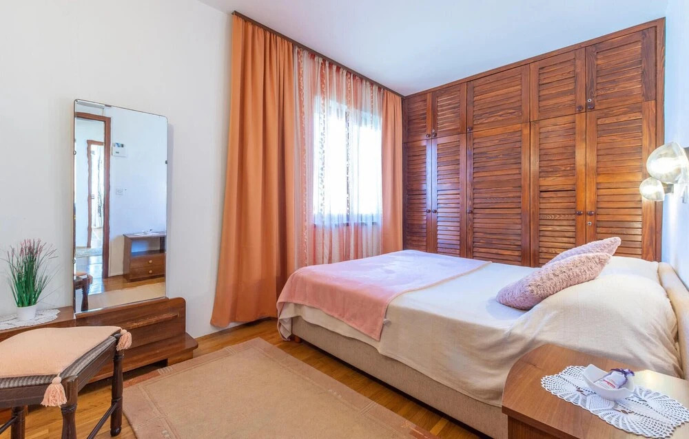 Stunning Home in Lokva Rogoznica With 4 Bedrooms and Wifi