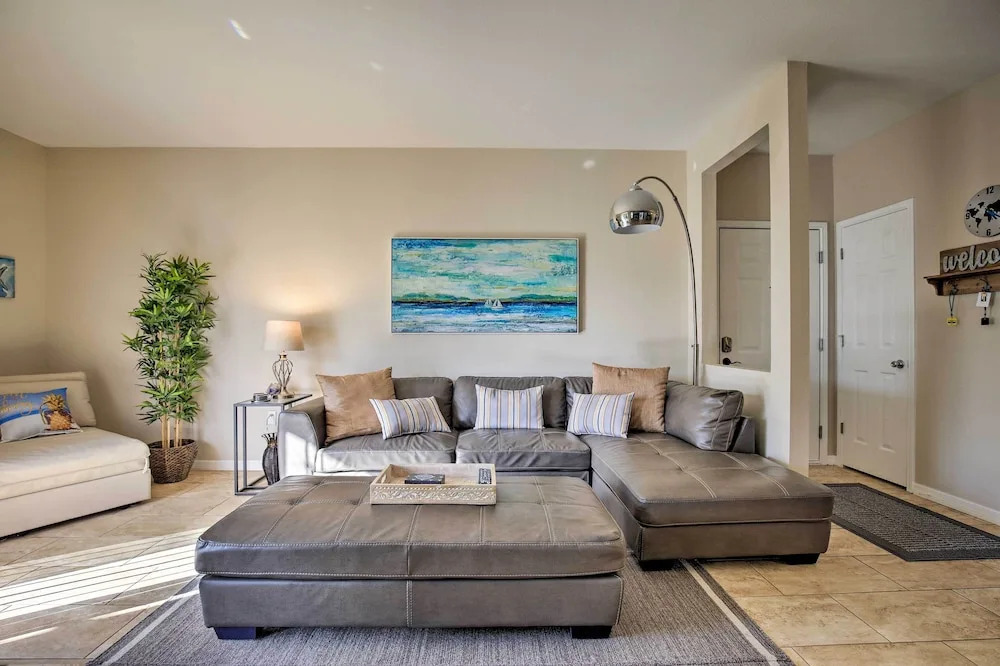 Modern Condo w/ Pool: 4 Mi to Clearwater Beach!