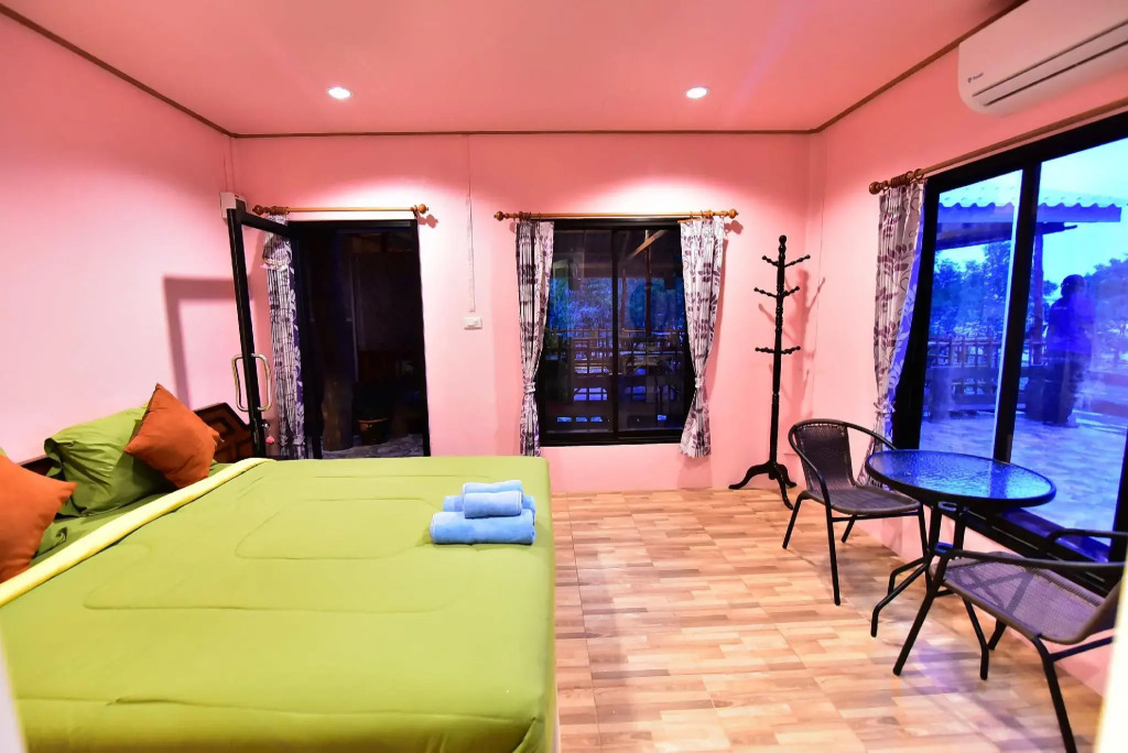 Chomlay Room & Restaurant