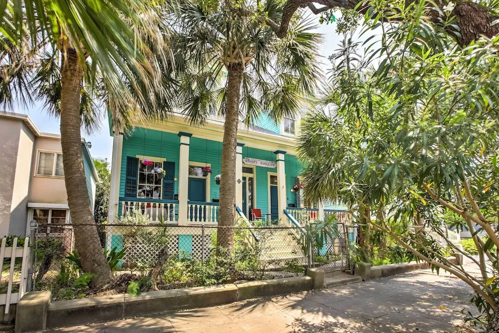 Vintage Galveston Apt < 1/2 Mi to Porretto Beach!