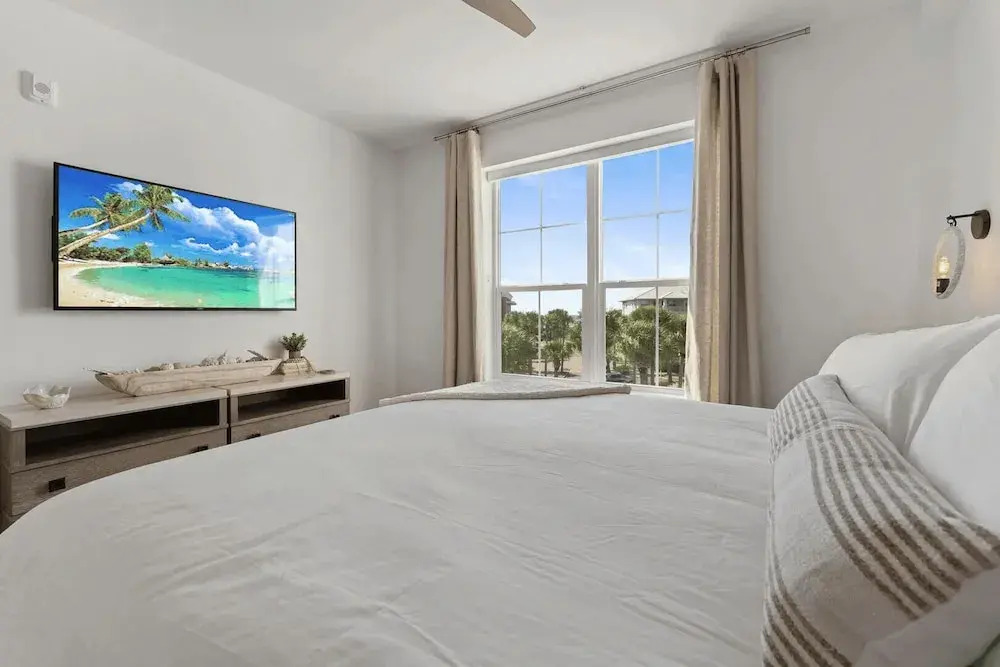 Steps to Beach w/ View, Pool + Tennis Luxe Top-floor Sea La Vie by Avantstay