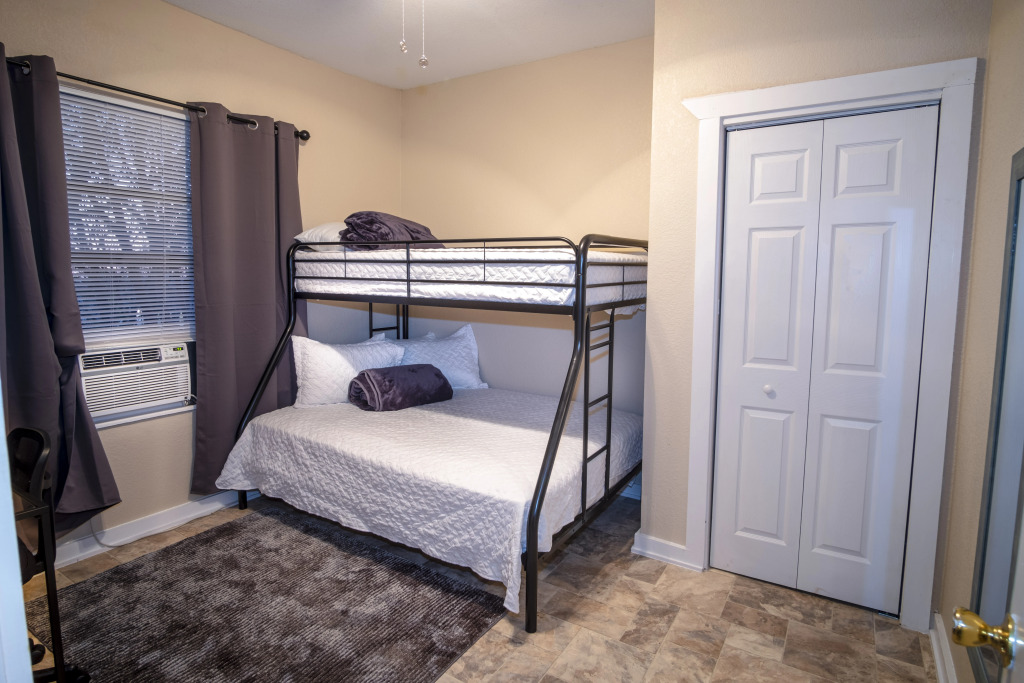 Cozy Downtown Guest House 2br/1ba Sleeps 8