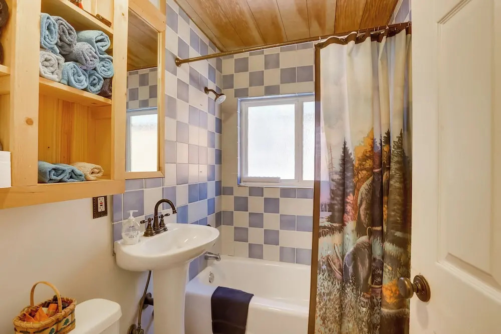Authentic Log Cabin w/ Hot Tub in South Lake Tahoe