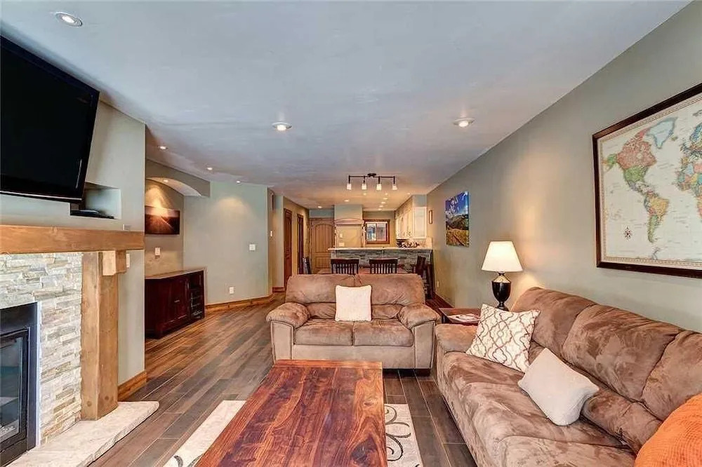 Ski-in Condo Steps From Downtown!! + Free Parking!