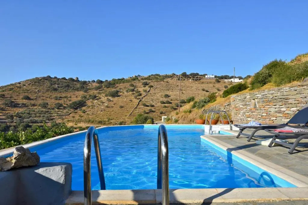 Family house with a swimming pool 5 minutes from Ioulida