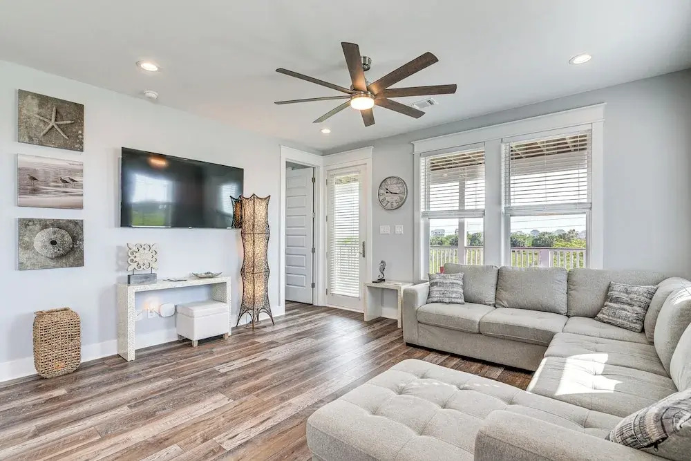 Galveston Getaway w/ Outdoor Bar: Walk to Beach!