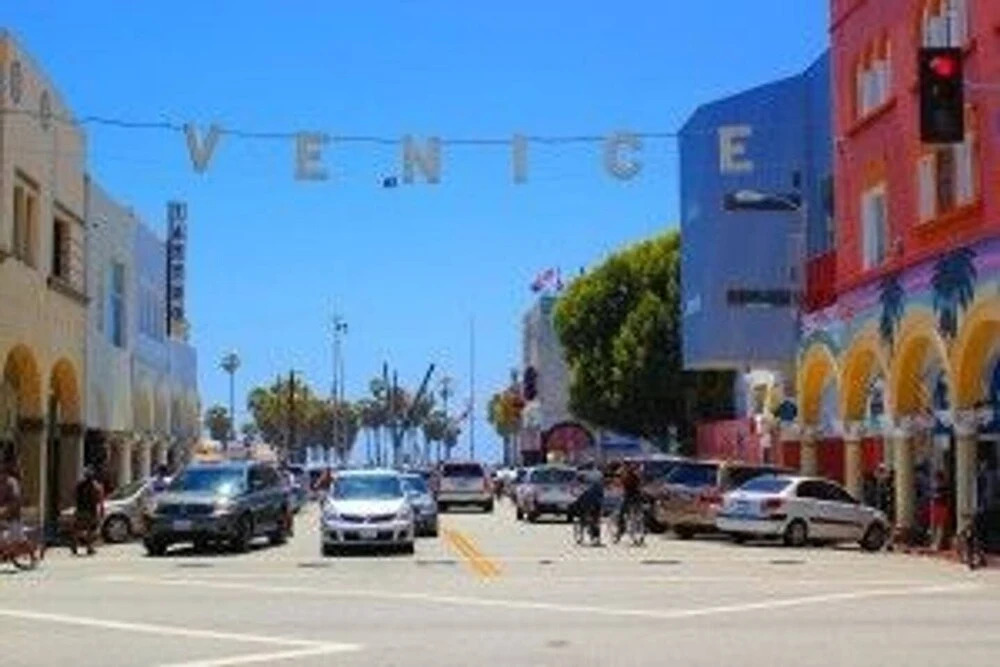 935 Venice Beach - Studio Apts
