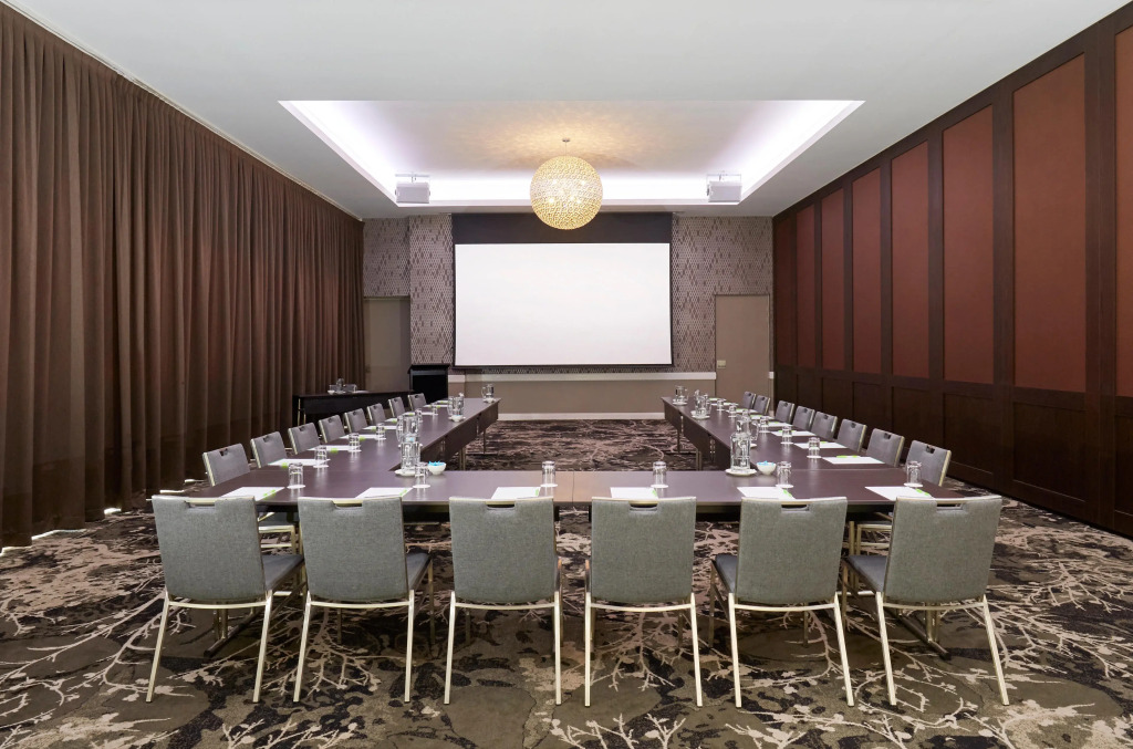 Holiday Inn Warwick Farm by IHG
