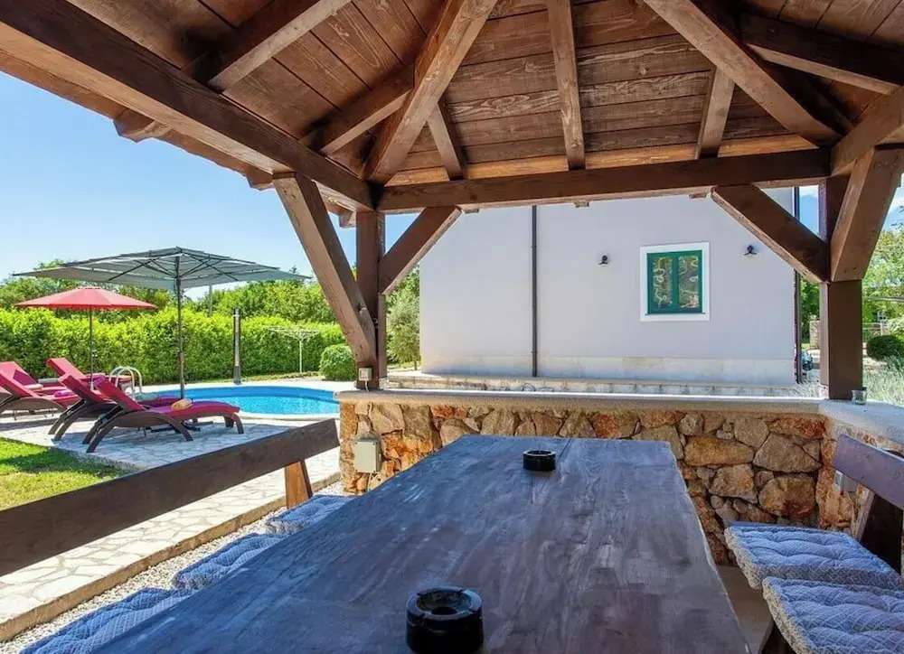 Villa Tara with beautiful heated pool by Villas Gu