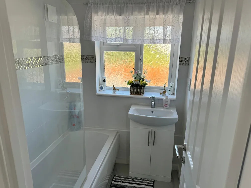 Modern 3-bed Hideaway Near Westgate With Parking