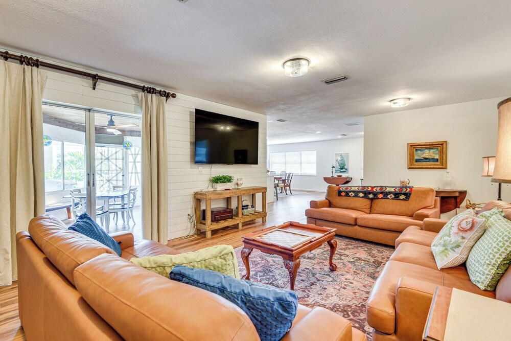 6 Mi to Beaches: Modern Bradenton Getaway!