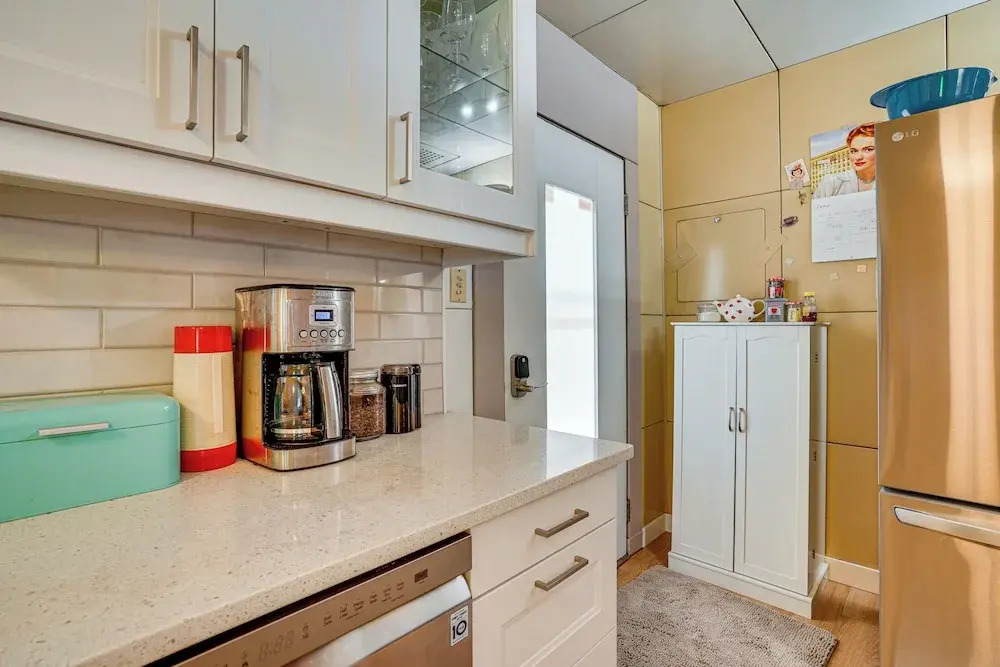 Lustron of the Lakes: Retro MCM Gem in Tangletown