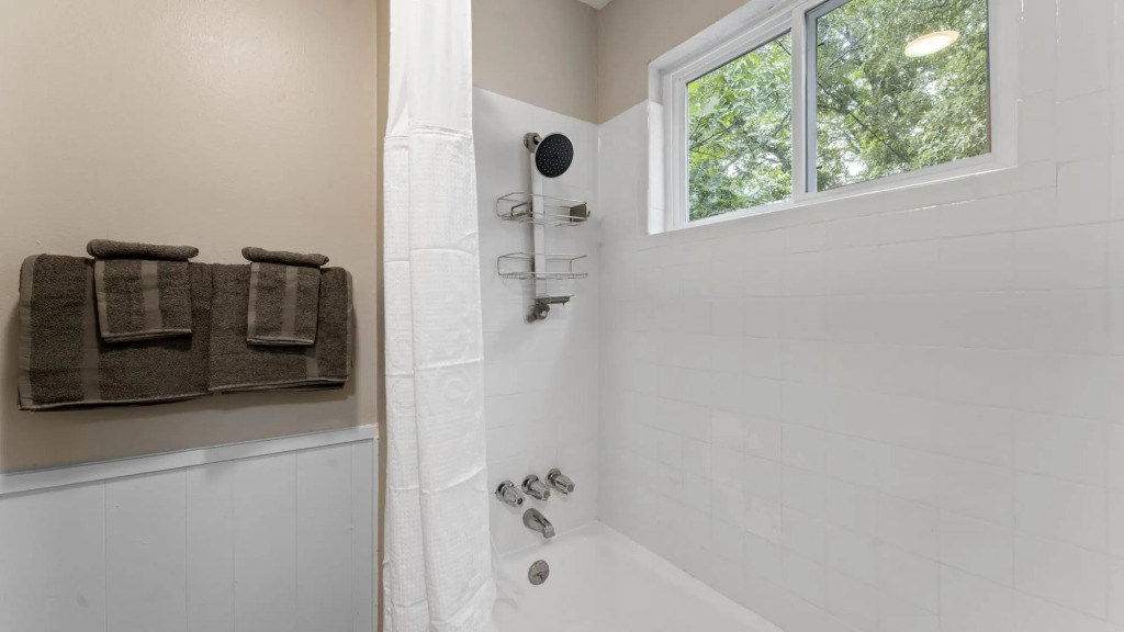 Cozy Efficiency Studios Close to Downtown and Domain