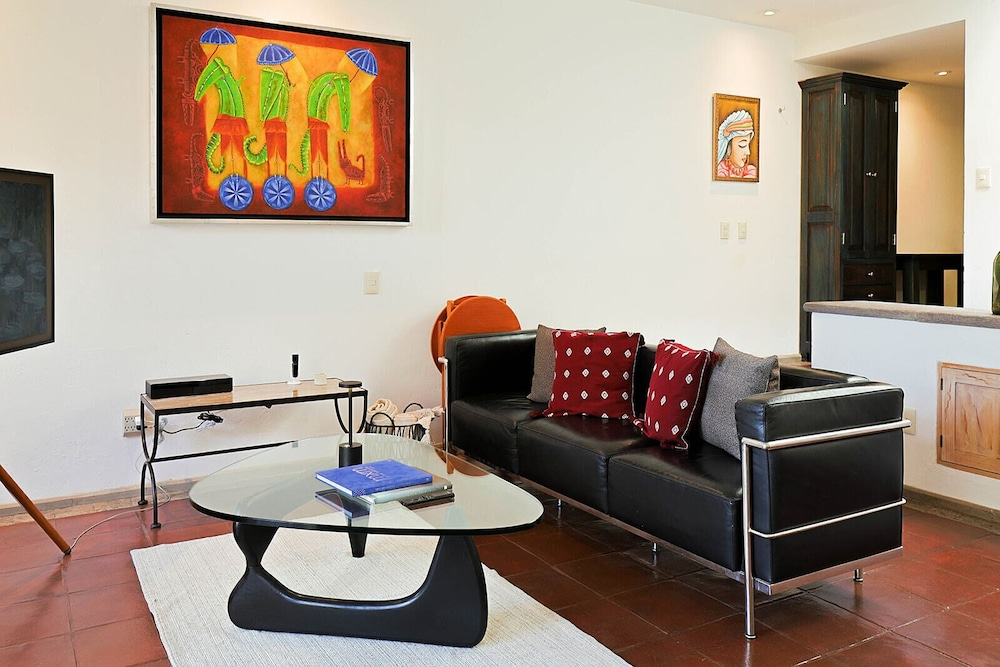 Angelic 2BR Nest - Pool & Hot Tub - Gated Village