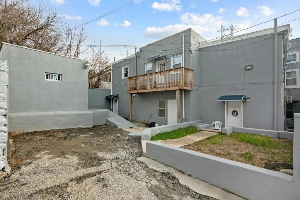 Modern 2br - Steps to Main St. & Parking Avail.