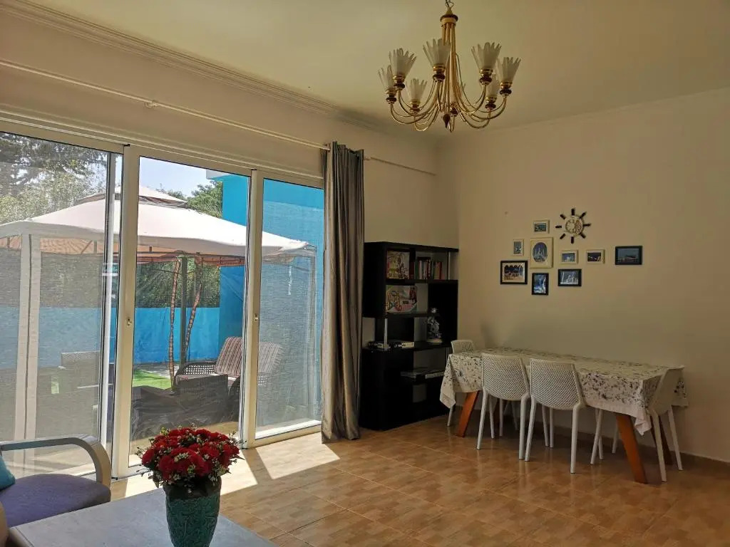 Coral Bay Villa .5 bedrooms.1 minute walk to the beach