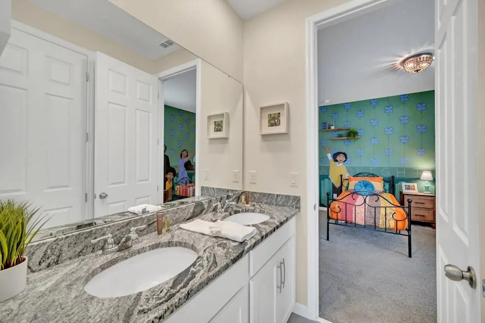 Family Resort - 9BR - Sleeps 19 - Private Pool Hot Tub Games Room and BBQ