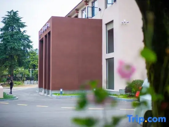 Zhangjiajie Tianchong Yunhai Courtyard Hotel-At the East gate of Zhangjiajie National Forest Park English Butler, Free Luggage Storage, Tour Plan -reserve tickets for various scenic spots-Self-Service Laundry