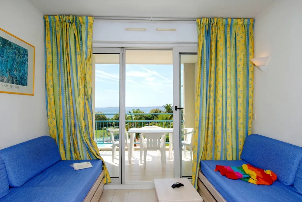 Open Les Pins Bleus