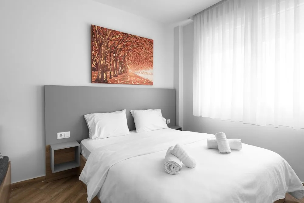 Avenue, Nilie Hospitality MGMT