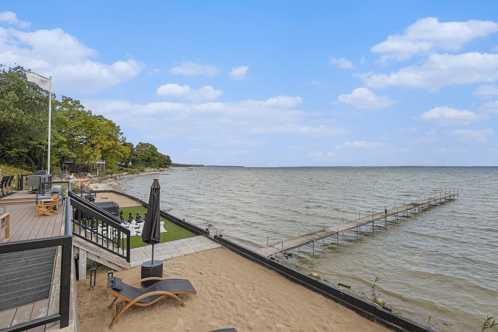 Waterfront Retreat on West Bay w Hot Tub, Games & More! 7345