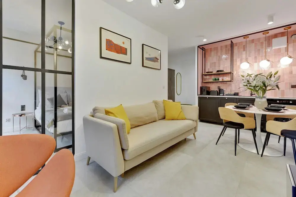 Aura III Apartments & Free Parking by Downtown Apartments