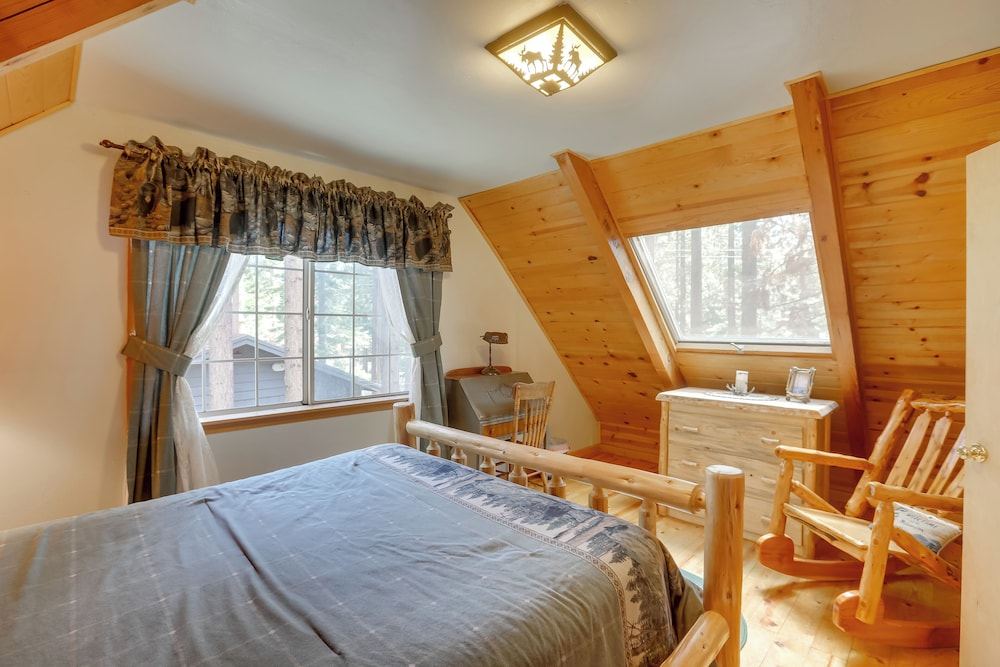 Authentic Log Cabin w/ Hot Tub in South Lake Tahoe