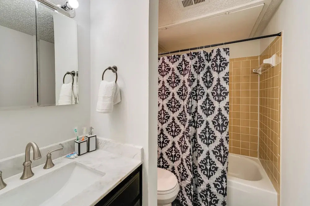 3 Mi to Dtwn Dallas: Condo w/ Walkable Location!