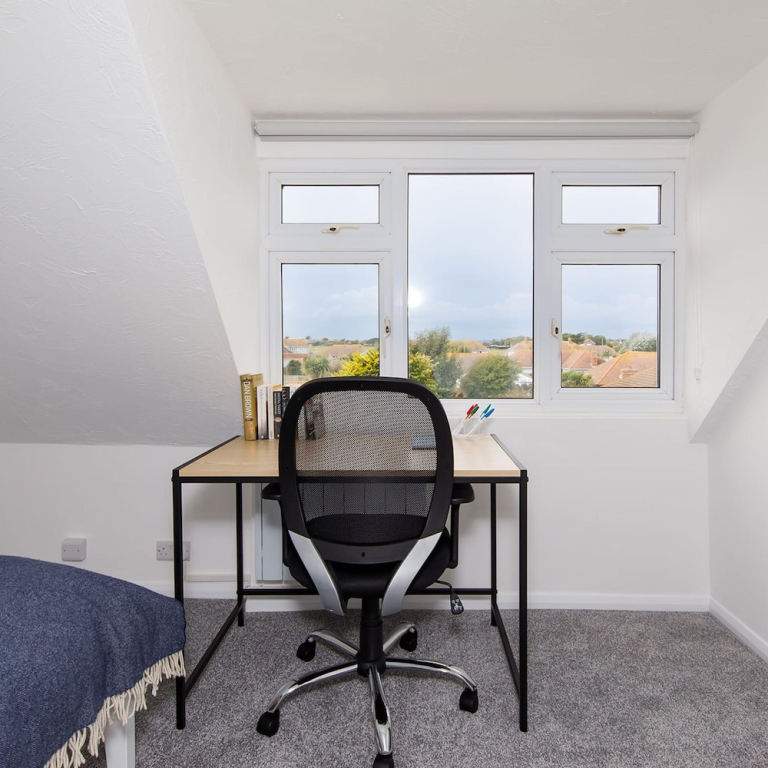 Bright & Modern 4 br House 100 metres from Beach
