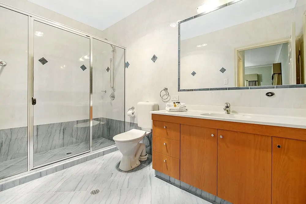 Stunning Lake Front House Amalfi Drive